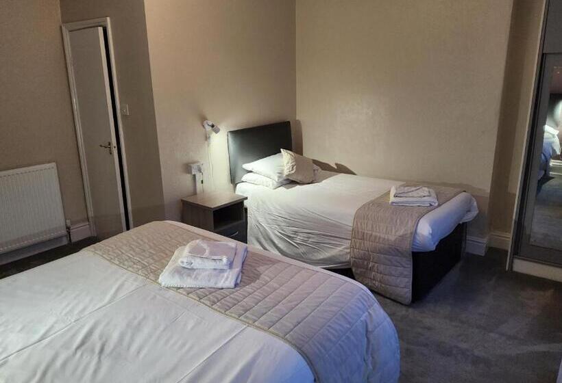 Отель The Avenue