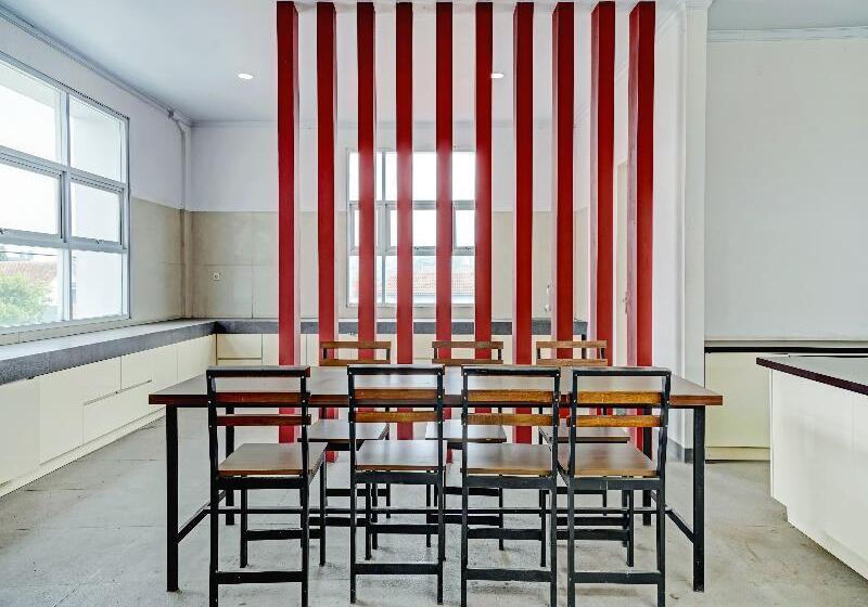 Отель Oyo 90324 Si Jalak Guest House