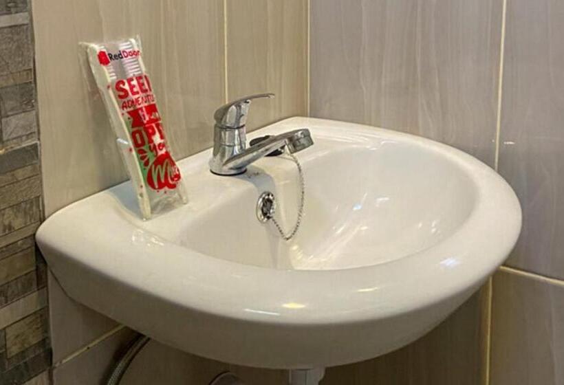 호텔 Reddoorz Near Mertasari Beach 2