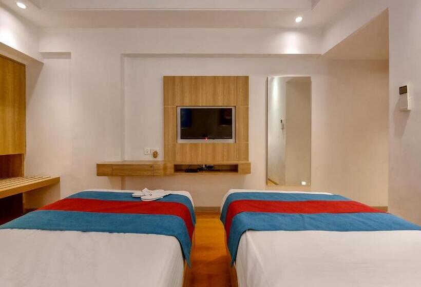 בית מלון כפרי Freesia By Express Inn