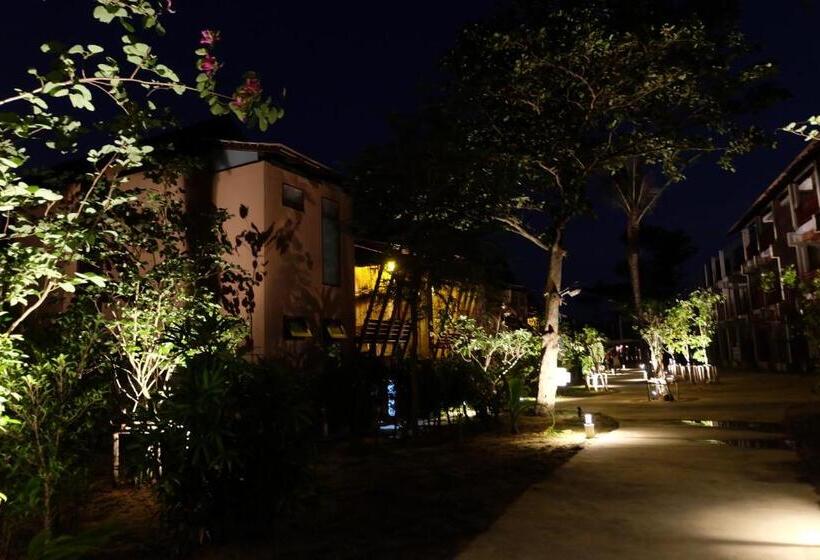 בית מלון כפרי Koh Ma Beach Resort   Sha Extra Plus