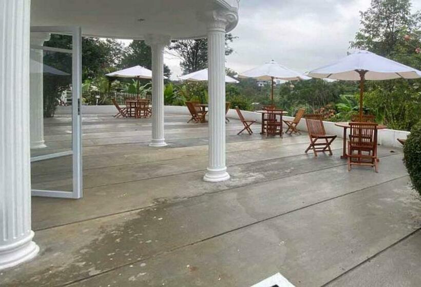 호텔 Reddoorz Plus @ Megamendung Puncak 2