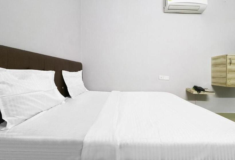 호텔 Vaccinated Staff  Oyo 79969 Flagship Night Inn