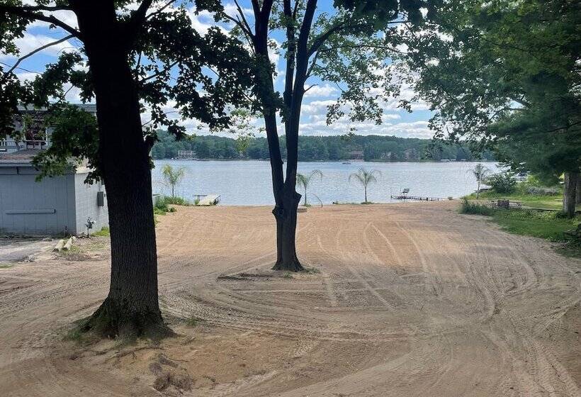 모텔 Delton Oaks Resort