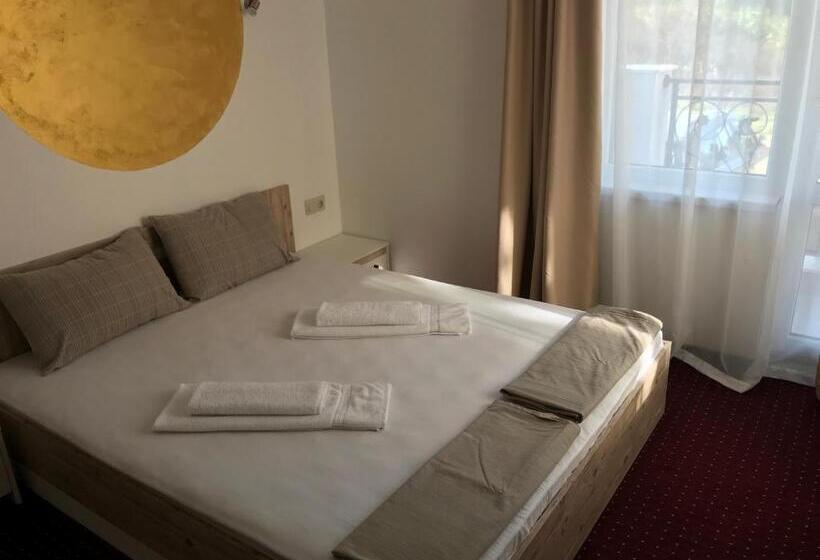 פנסיון Guest House Theona