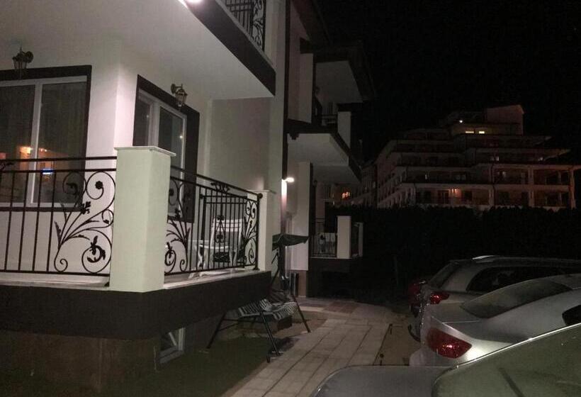 פנסיון Guest House Theona