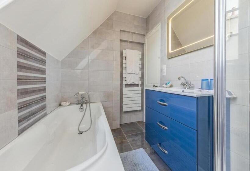 بنسيون Room In Guest Room   This 10th Century Home Sits In An Exceptional Setting In The Center Of Orleans