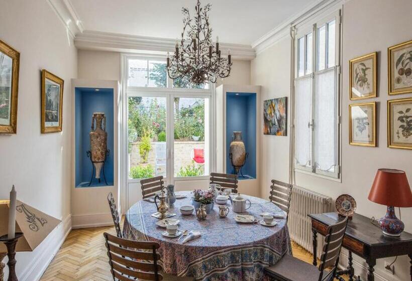 بنسيون Room In Guest Room   This 10th Century Home Sits In An Exceptional Setting In The Center Of Orleans