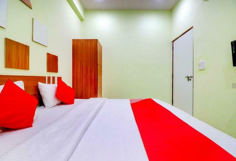 Vaccinated Staff - Oyo 78729 Hotel Divine