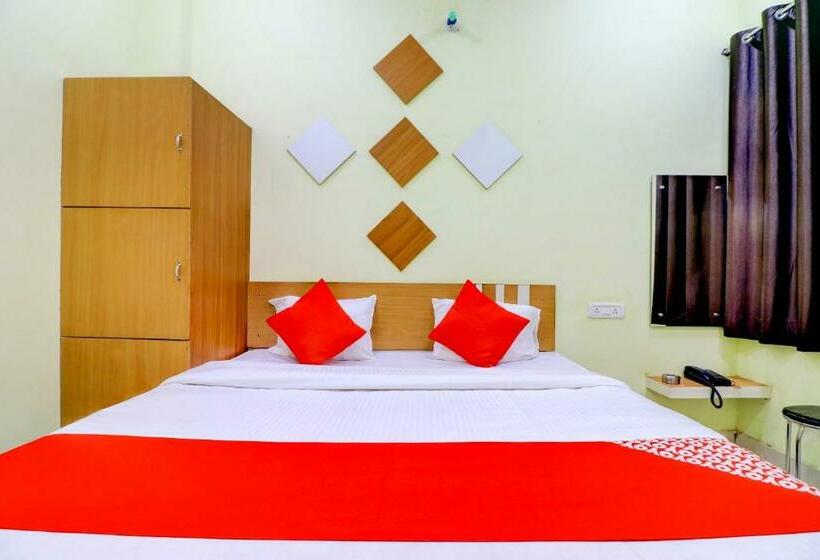 Vaccinated Staff - Oyo 78729 Hotel Divine