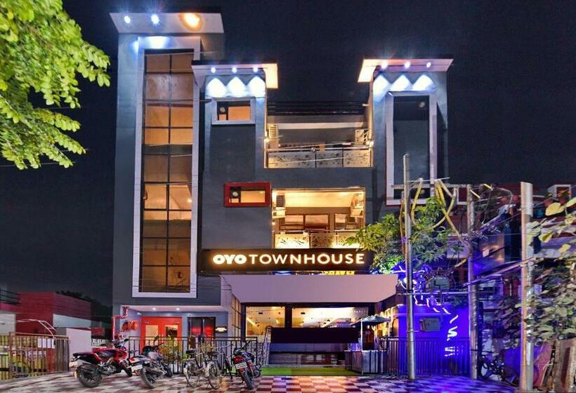 ホテル Super Townhouse 244 Munshipuliya