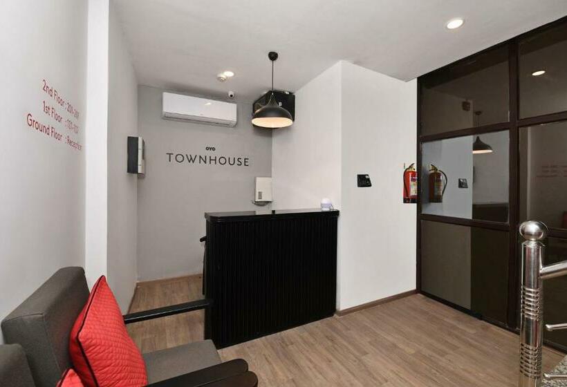 ホテル Super Townhouse 244 Munshipuliya