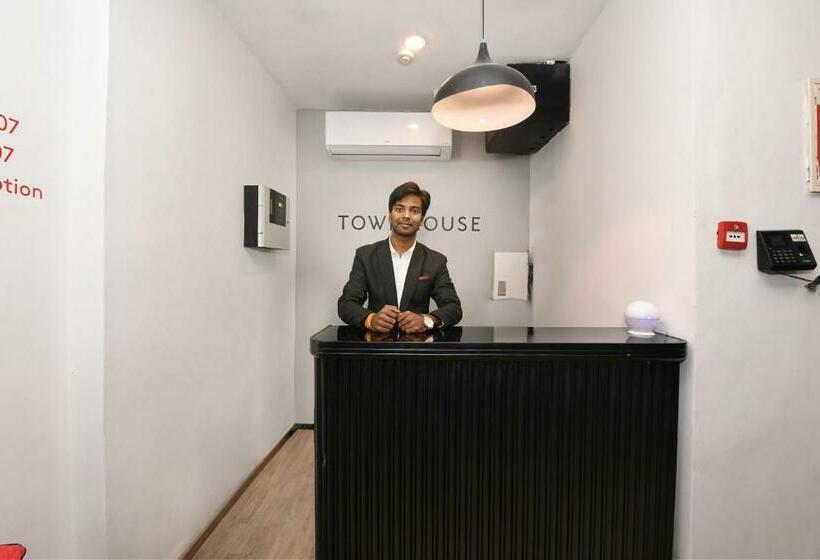 ホテル Super Townhouse 244 Munshipuliya