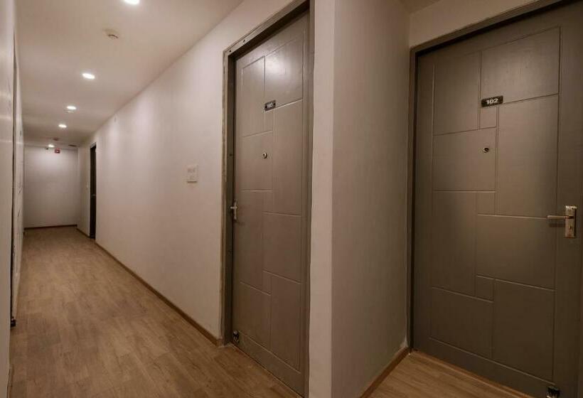 ホテル Super Townhouse 244 Munshipuliya