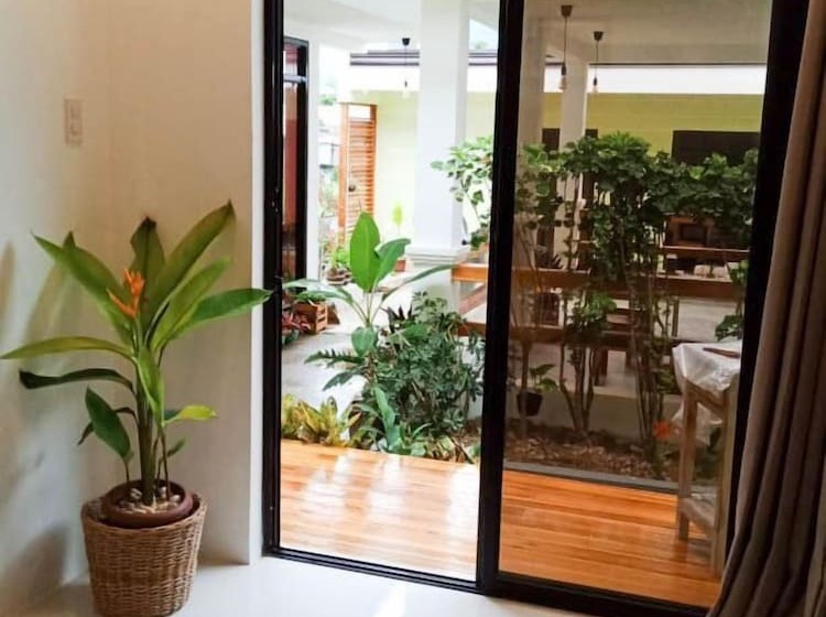 تختخواب و صبحانه Hutch Lodge