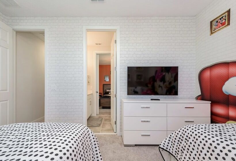 Exquisite 9bed 6.5ba Villa