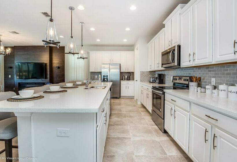 Exquisite 9bed 6.5ba Villa