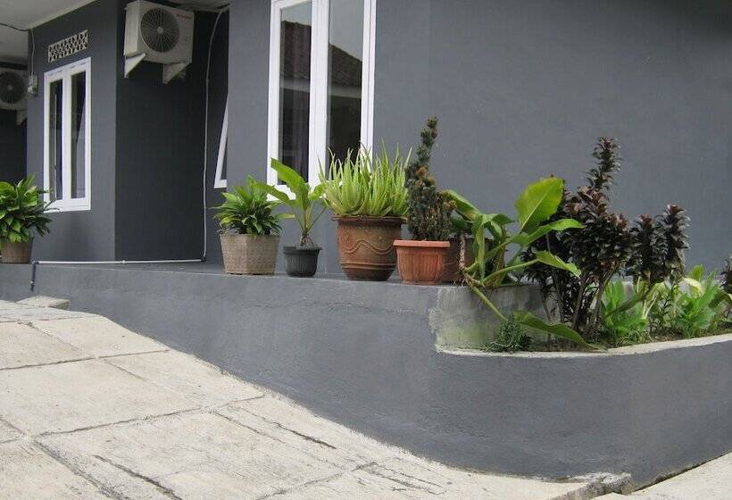 ホテル Aqilakost N Cafe Gadog Puncak