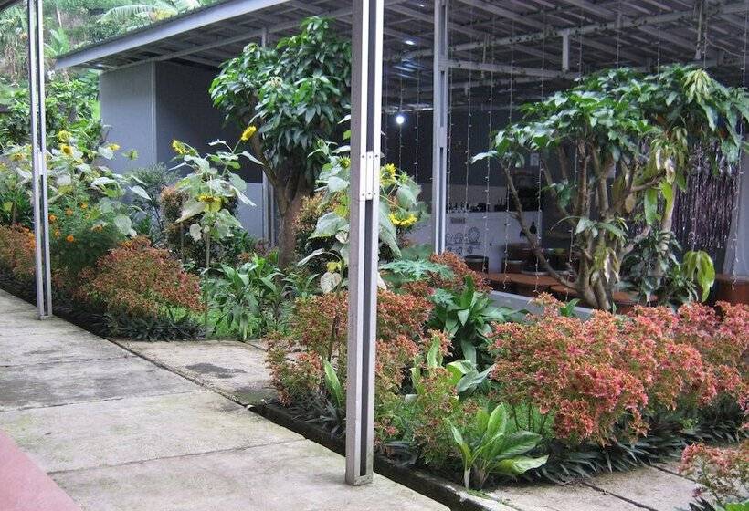 ホテル Aqilakost N Cafe Gadog Puncak