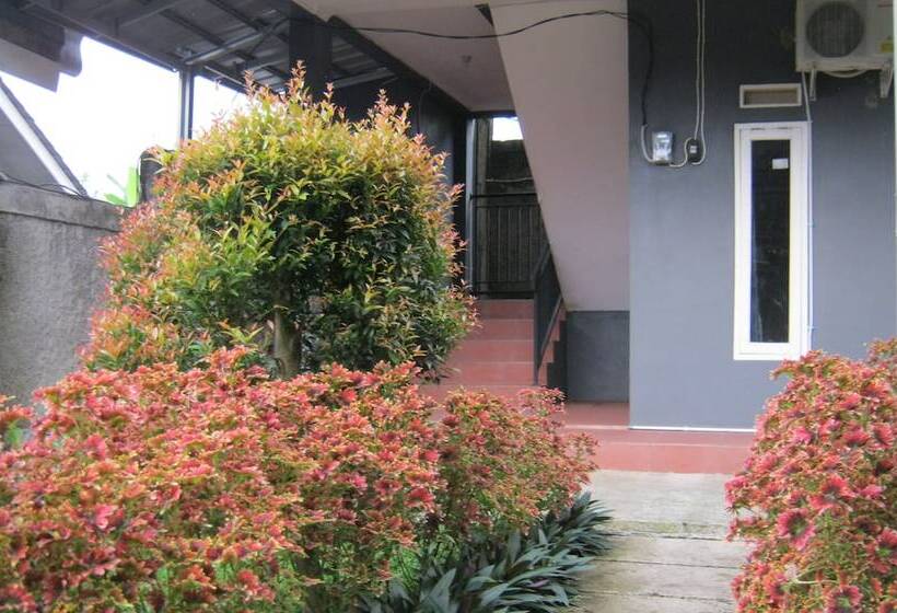 ホテル Aqilakost N Cafe Gadog Puncak