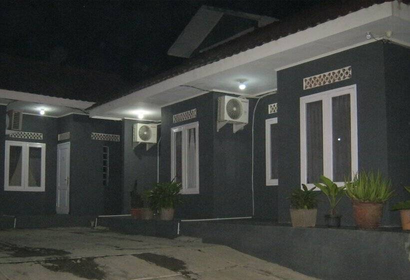 ホテル Aqilakost N Cafe Gadog Puncak