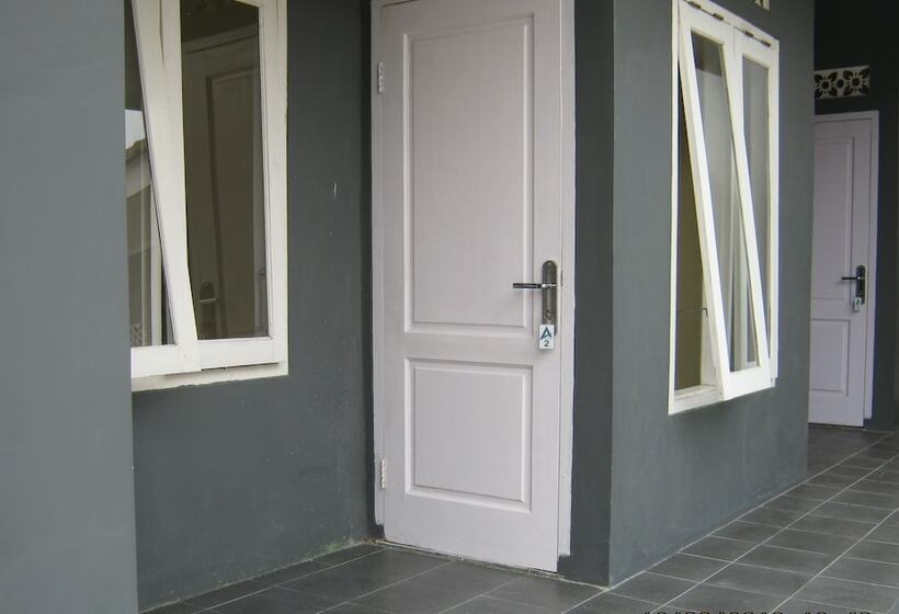 ホテル Aqilakost N Cafe Gadog Puncak