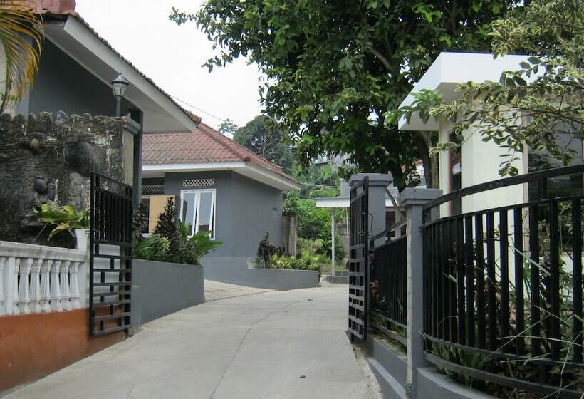 ホテル Aqilakost N Cafe Gadog Puncak