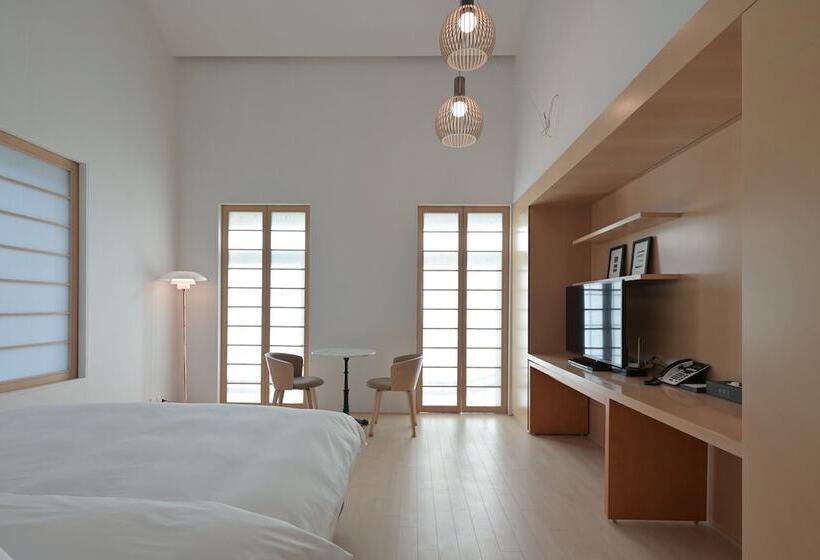 Отель West Of Canaan