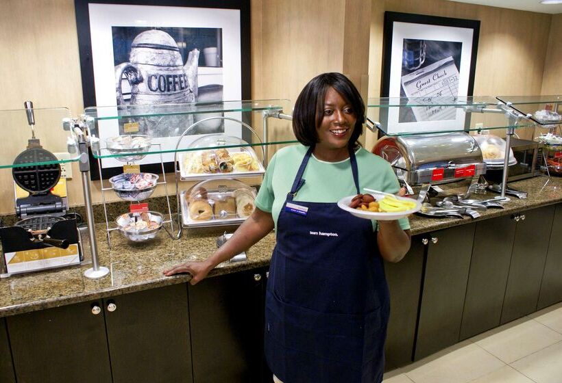 Hampton Inn & Suites Charlotteairport