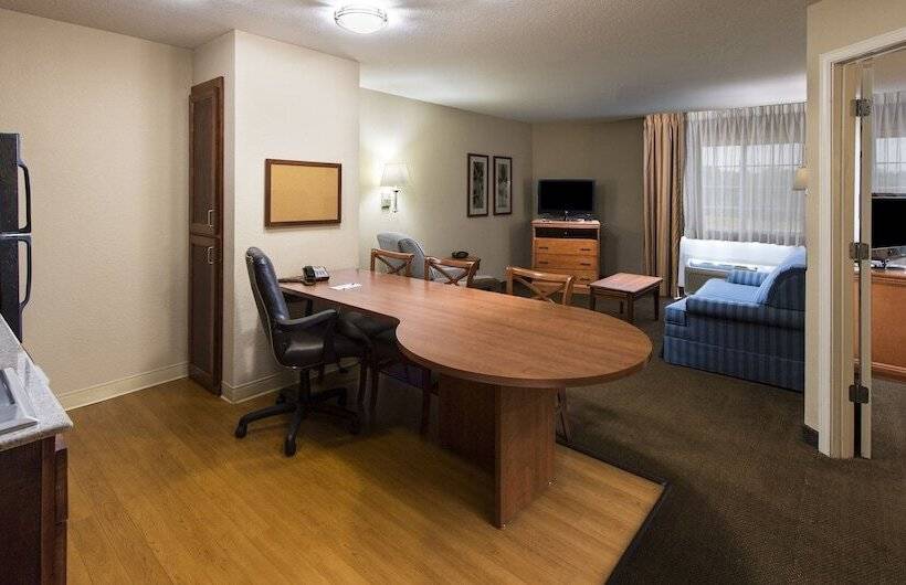 Отель Candlewood Suites Macon By Ihg