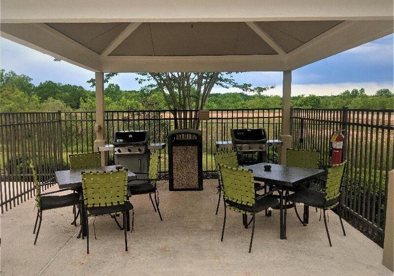 Отель Candlewood Suites Macon By Ihg