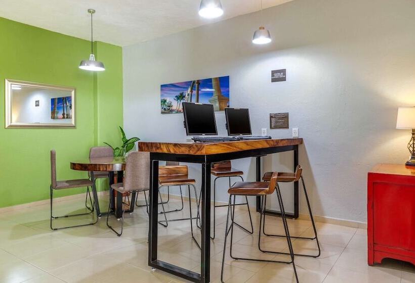 בית מלון כפרי Comfort Inn Puerto Vallarta Golfside & Marina