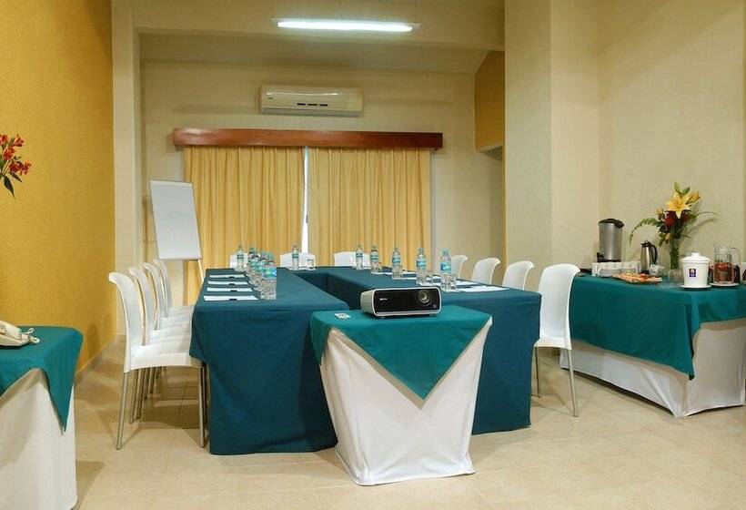 בית מלון כפרי Comfort Inn Puerto Vallarta Golfside & Marina