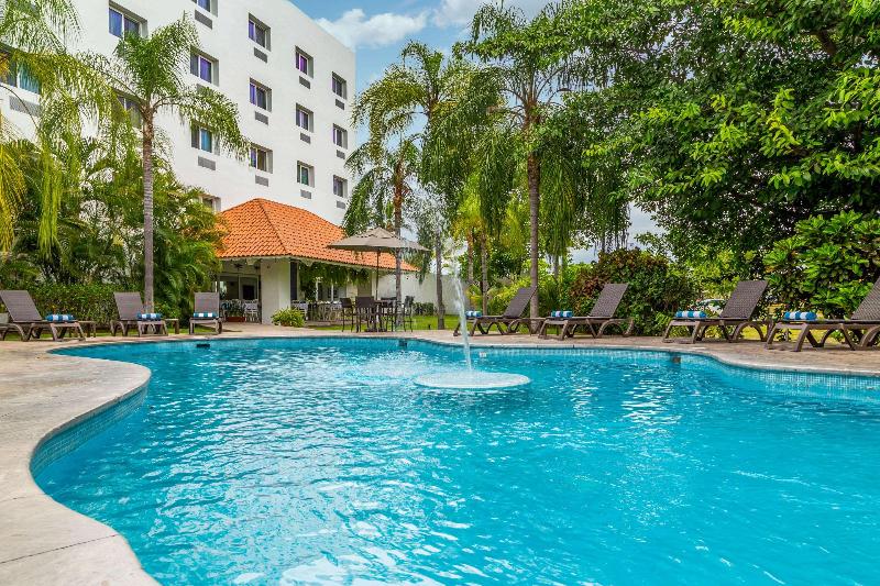 בית מלון כפרי Comfort Inn Puerto Vallarta Golfside & Marina