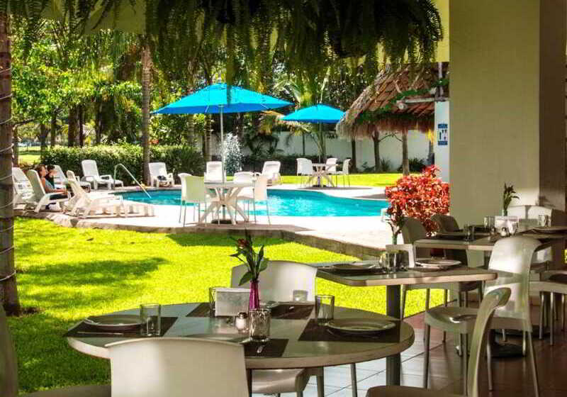 בית מלון כפרי Comfort Inn Puerto Vallarta Golfside & Marina