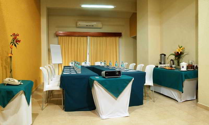 בית מלון כפרי Comfort Inn Puerto Vallarta Golfside & Marina