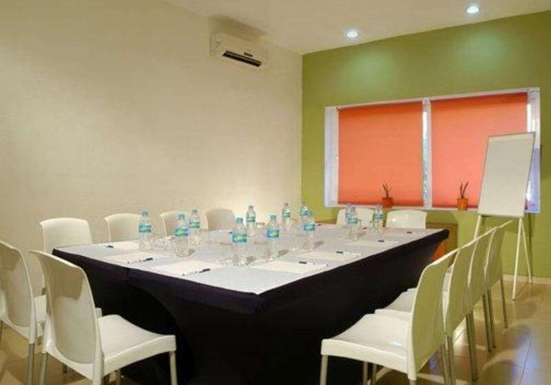 בית מלון כפרי Comfort Inn Puerto Vallarta Golfside & Marina