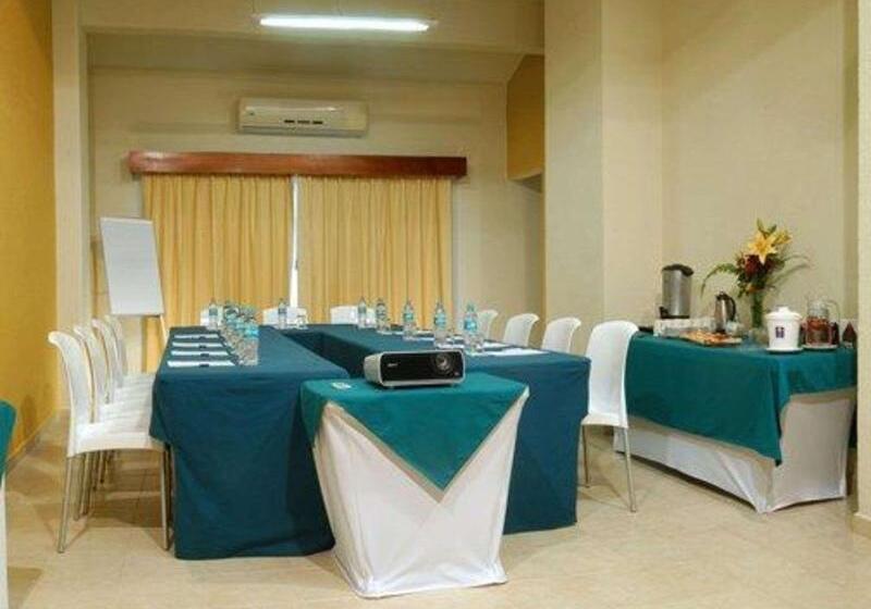 בית מלון כפרי Comfort Inn Puerto Vallarta Golfside & Marina