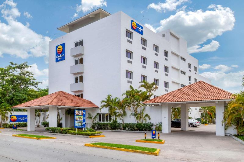 בית מלון כפרי Comfort Inn Puerto Vallarta Golfside & Marina