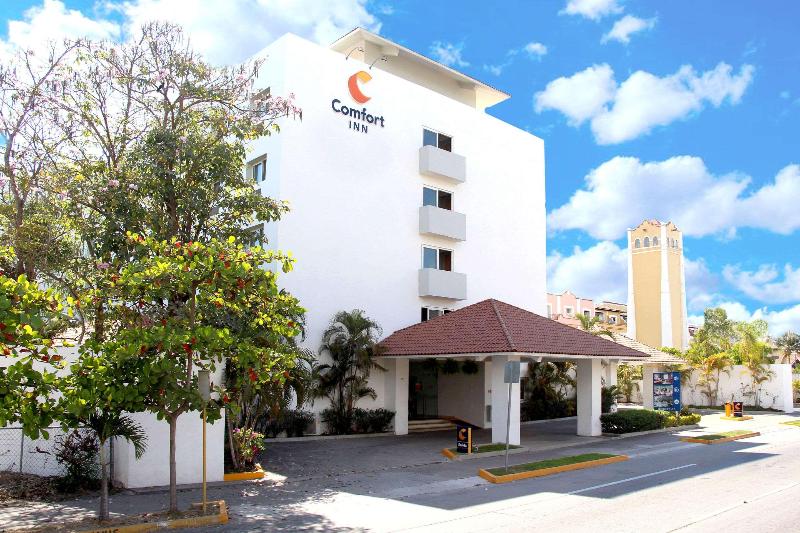 בית מלון כפרי Comfort Inn Puerto Vallarta Golfside & Marina