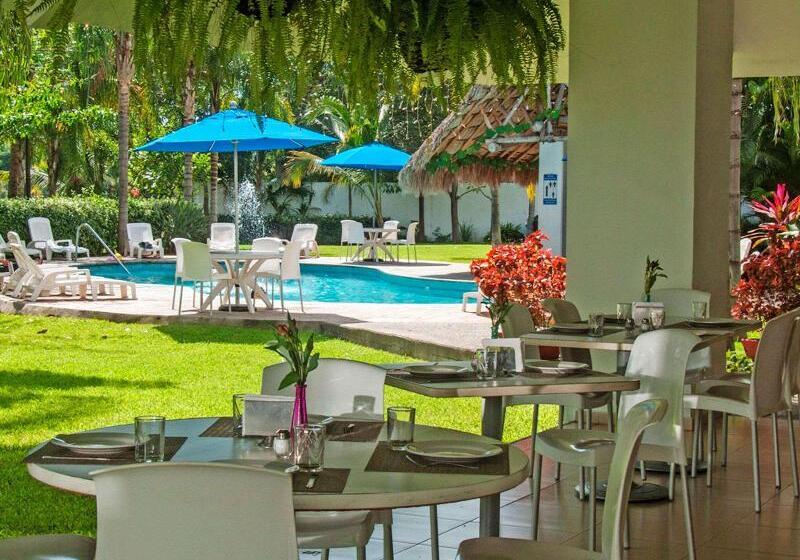 בית מלון כפרי Comfort Inn Puerto Vallarta Golfside & Marina