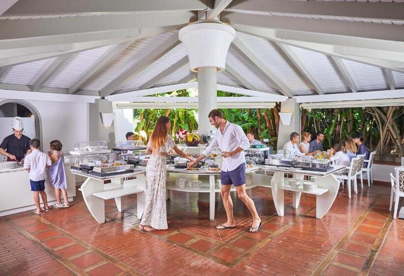 فندق Forte Village Resort  Villa Del Parco & Spa