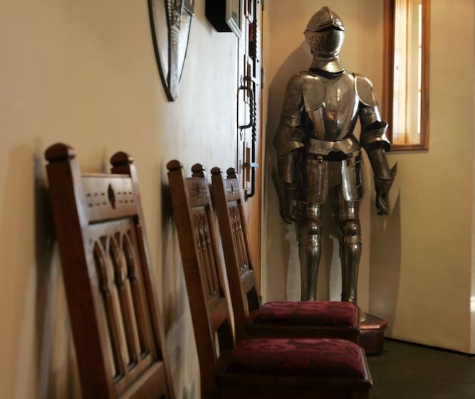 Отель Glenskirlie Castle