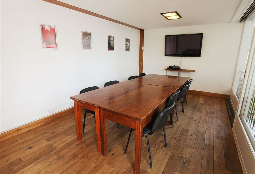 Отель Palmers Lodge Hillspring At Willesden Green