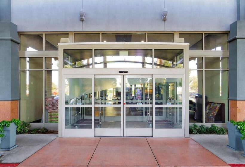 هتل Holiday Inn & Suites Phoenix Airport, An Ihg
