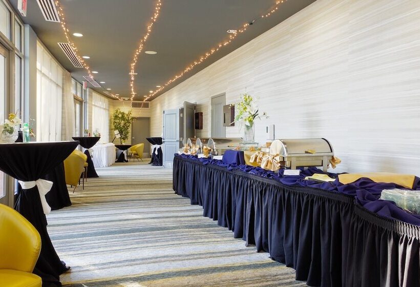 هتل Holiday Inn & Suites Phoenix Airport, An Ihg