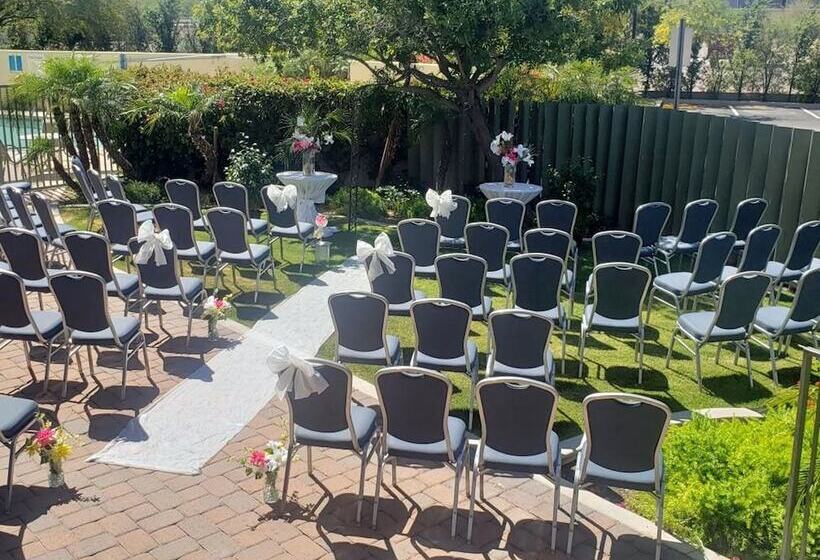 هتل Holiday Inn & Suites Phoenix Airport, An Ihg