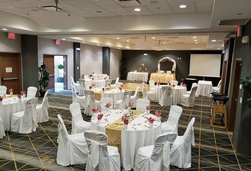 هتل Holiday Inn & Suites Phoenix Airport, An Ihg