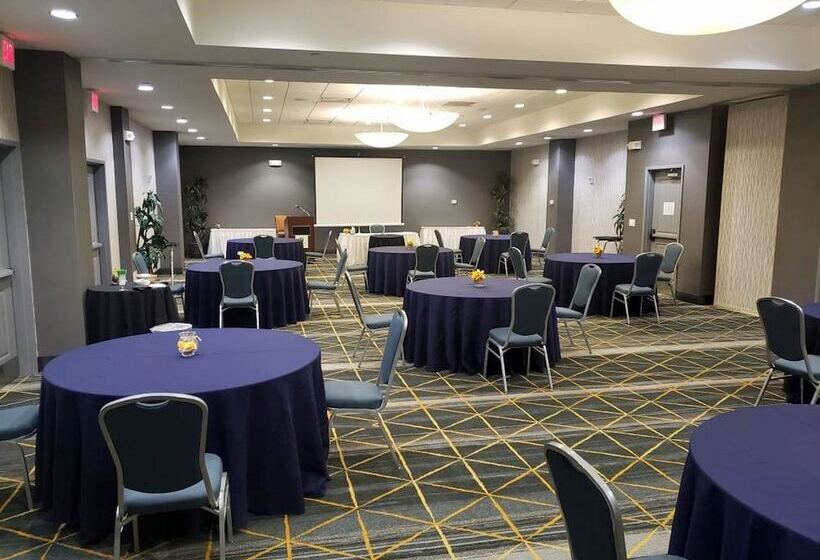 هتل Holiday Inn & Suites Phoenix Airport, An Ihg