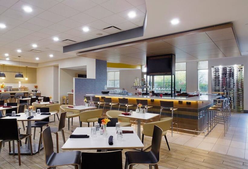 هتل Holiday Inn & Suites Phoenix Airport, An Ihg